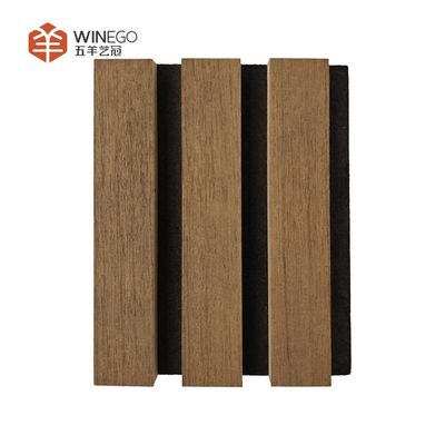 Paneles acústicos modernos de madera con diferentes colores para una serenidad absoluta