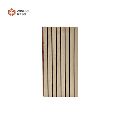Tratamiento acústico elegante con paneles de madera con ranuras para la arquitectura moderna