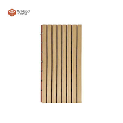 Mejorar el equilibrio visual y acústico con paneles de ranura Winego en espacios públicos