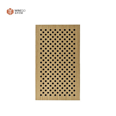 Instalación de techo y pared con paneles acústicos arquitectónicos perforados para auditorios